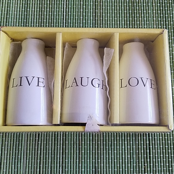 Adorable Farmhouse Ceramic Vases - Picture 2 of 3